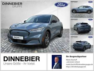 Schräge Frontansicht auf einen Ford Mustang Mach-E , freigestellt