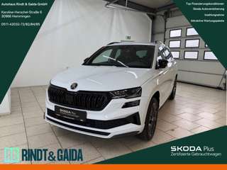 Schräge Frontansicht auf einen Skoda Karoq , freigestellt