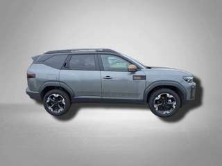 Schräge Frontansicht auf einen Dacia Bigster , freigestellt
