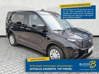 Schräge Frontansicht auf einen Ford Tourneo Courier , freigestellt