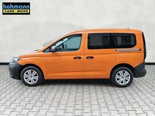 Schräge Frontansicht auf einen Volkswagen Caddy , freigestellt