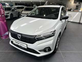 Schräge Frontansicht auf einen Dacia Sandero , freigestellt