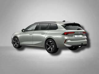 Schräge Frontansicht auf einen Opel Astra , freigestellt