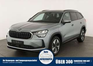 Schräge Frontansicht auf einen Skoda Kodiaq , freigestellt