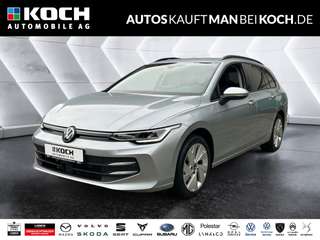 Schräge Frontansicht auf einen Volkswagen Golf , freigestellt