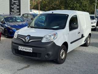 Schräge Frontansicht auf einen Renault Kangoo , freigestellt