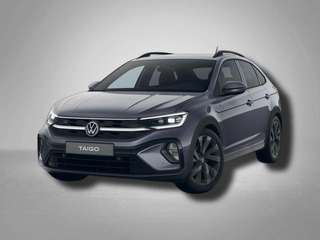 Schräge Frontansicht auf einen Volkswagen Taigo , freigestellt