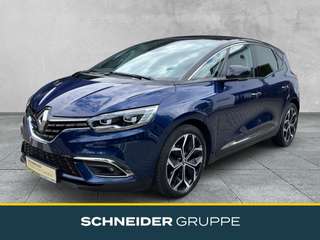 Schräge Frontansicht auf einen Renault Scénic , freigestellt