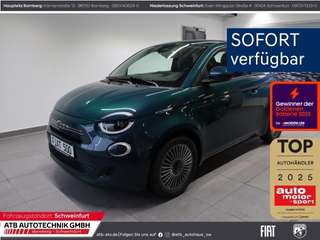 Schräge Frontansicht auf einen Fiat 500 , freigestellt