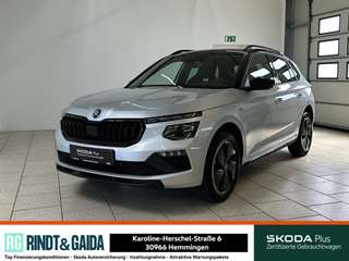 Schräge Frontansicht auf einen Skoda Kamiq , freigestellt