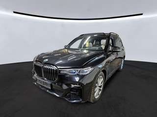 Schräge Frontansicht auf einen BMW X7 , freigestellt