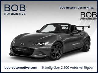 Schräge Frontansicht auf einen Mazda MX-5 , freigestellt