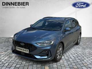 Schräge Frontansicht auf einen Ford Focus , freigestellt