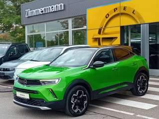 Schräge Frontansicht auf einen Opel Mokka , freigestellt