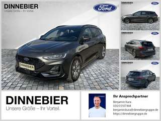 Schräge Frontansicht auf einen Ford Focus , freigestellt