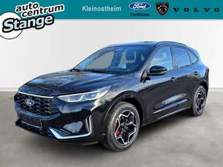 Schräge Frontansicht auf einen Ford Kuga , freigestellt