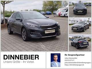 Schräge Frontansicht auf einen Kia XCeed , freigestellt