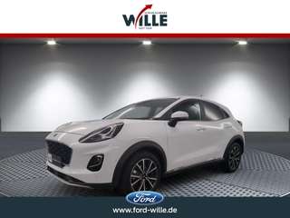 Schräge Frontansicht auf einen Ford Puma , freigestellt