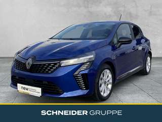 Schräge Frontansicht auf einen Renault Clio , freigestellt