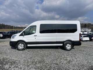 Schräge Frontansicht auf einen Ford Transit , freigestellt