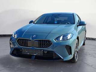 Schräge Frontansicht auf einen BMW 2er-Reihe , freigestellt