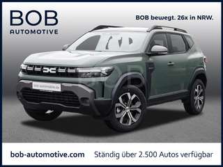 Schräge Frontansicht auf einen Dacia Duster , freigestellt