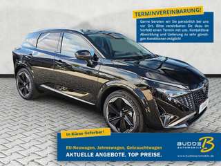 Schräge Frontansicht auf einen Nissan Qashqai , freigestellt