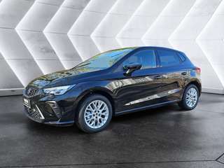 Schräge Frontansicht auf einen SEAT Ibiza , freigestellt
