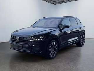 Schräge Frontansicht auf einen Volkswagen Touareg , freigestellt