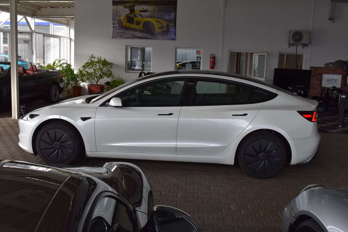 Fahrzeugbild eines TESLA Model 3