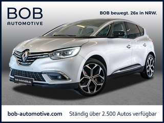 Schräge Frontansicht auf einen Renault Scénic , freigestellt