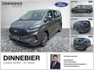 Schräge Frontansicht auf einen Ford Tourneo Custom , freigestellt