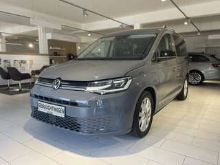 Schräge Frontansicht auf einen Volkswagen Caddy , freigestellt