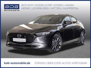 Schräge Frontansicht auf einen Mazda Mazda3 , freigestellt