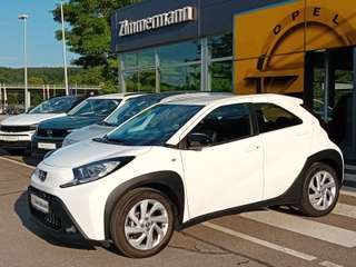 Schräge Frontansicht auf einen Toyota AYGO , freigestellt