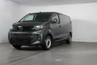 Schräge Frontansicht auf einen Opel Vivaro , freigestellt