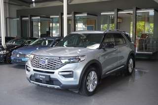 Schräge Frontansicht auf einen Ford Explorer , freigestellt