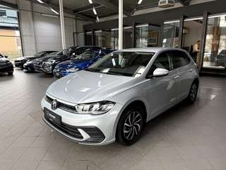 Schräge Frontansicht auf einen Volkswagen Polo , freigestellt