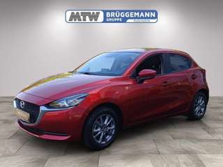 Schräge Frontansicht auf einen Mazda Mazda2 , freigestellt
