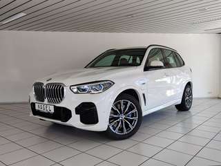 Schräge Frontansicht auf einen BMW X5 , freigestellt
