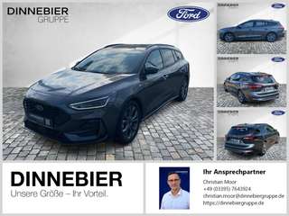 Schräge Frontansicht auf einen Ford Focus , freigestellt