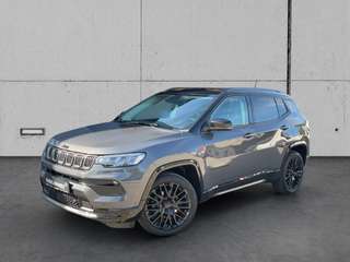 Schräge Frontansicht auf einen Jeep Compass , freigestellt
