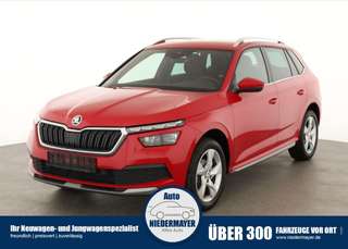 Schräge Frontansicht auf einen Skoda Kamiq , freigestellt