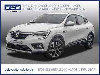 Schräge Frontansicht auf einen Renault Arkana , freigestellt