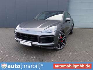 Schräge Frontansicht auf einen Porsche Cayenne , freigestellt