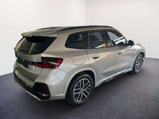Schräge Frontansicht auf einen BMW X1 , freigestellt