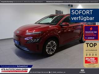 Schräge Frontansicht auf einen Hyundai Kona Elektro , freigestellt