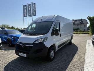 Schräge Frontansicht auf einen Opel Movano , freigestellt