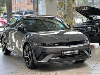 Schräge Frontansicht auf einen Hyundai IONIQ , freigestellt