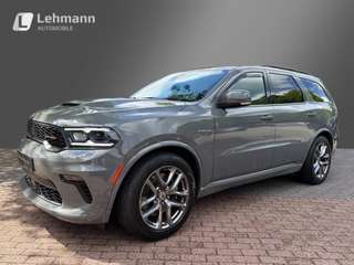 Schräge Frontansicht auf einen Dodge Durango , freigestellt